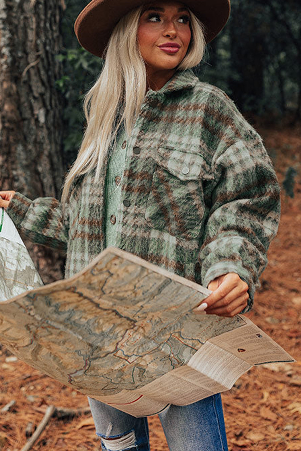 Chaqueta con cuello vuelto, bolsillos en el pecho y estampado de cuadros color canela