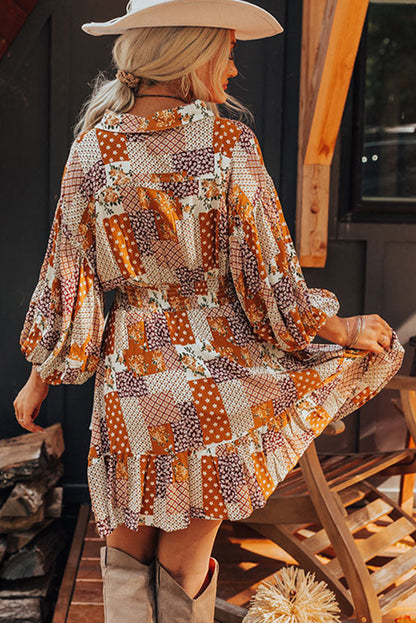 Vestido camisero corto con cintura fruncida y mangas abullonadas con estampado floral estilo boho en color naranja