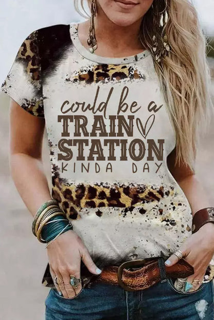 Camiseta con estampado de leopardo gráfico de la ESTACIÓN DE TREN marrón