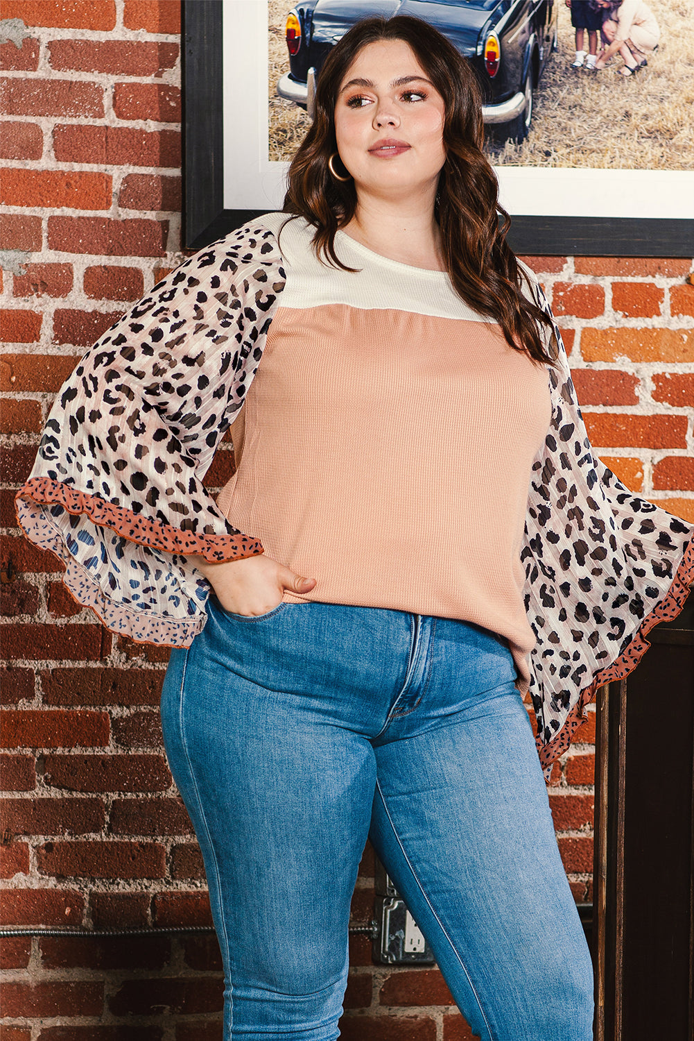 Blusa cáqui estampada com babados e manga de leopardo, com blocos de cores, estilo waffle