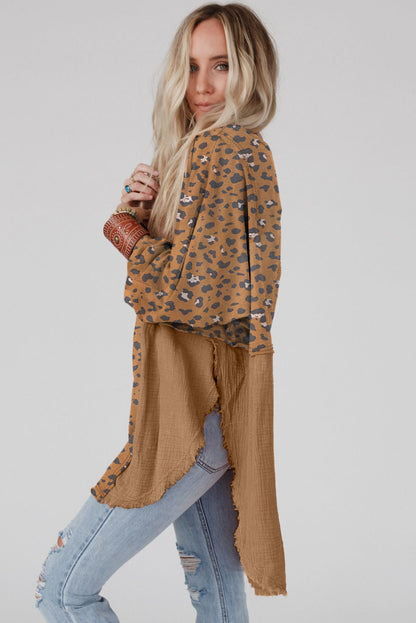 Blusa marrom estampada com decote em V e patchwork de leopardo