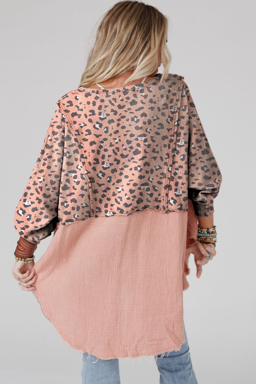 Blusa marrom estampada com decote em V e patchwork de leopardo