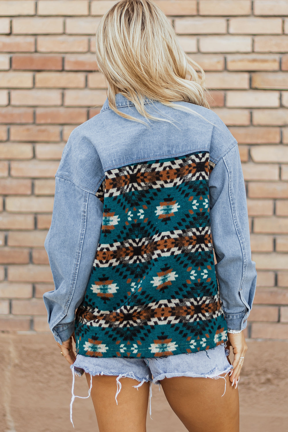 Chaqueta vaquera con estampado azteca azul