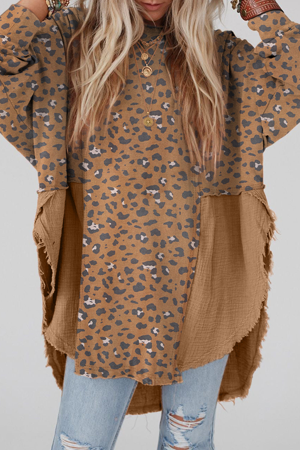 Blusa marrom estampada com decote em V e patchwork de leopardo