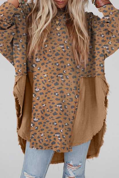 Blusa marrom estampada com decote em V e patchwork de leopardo