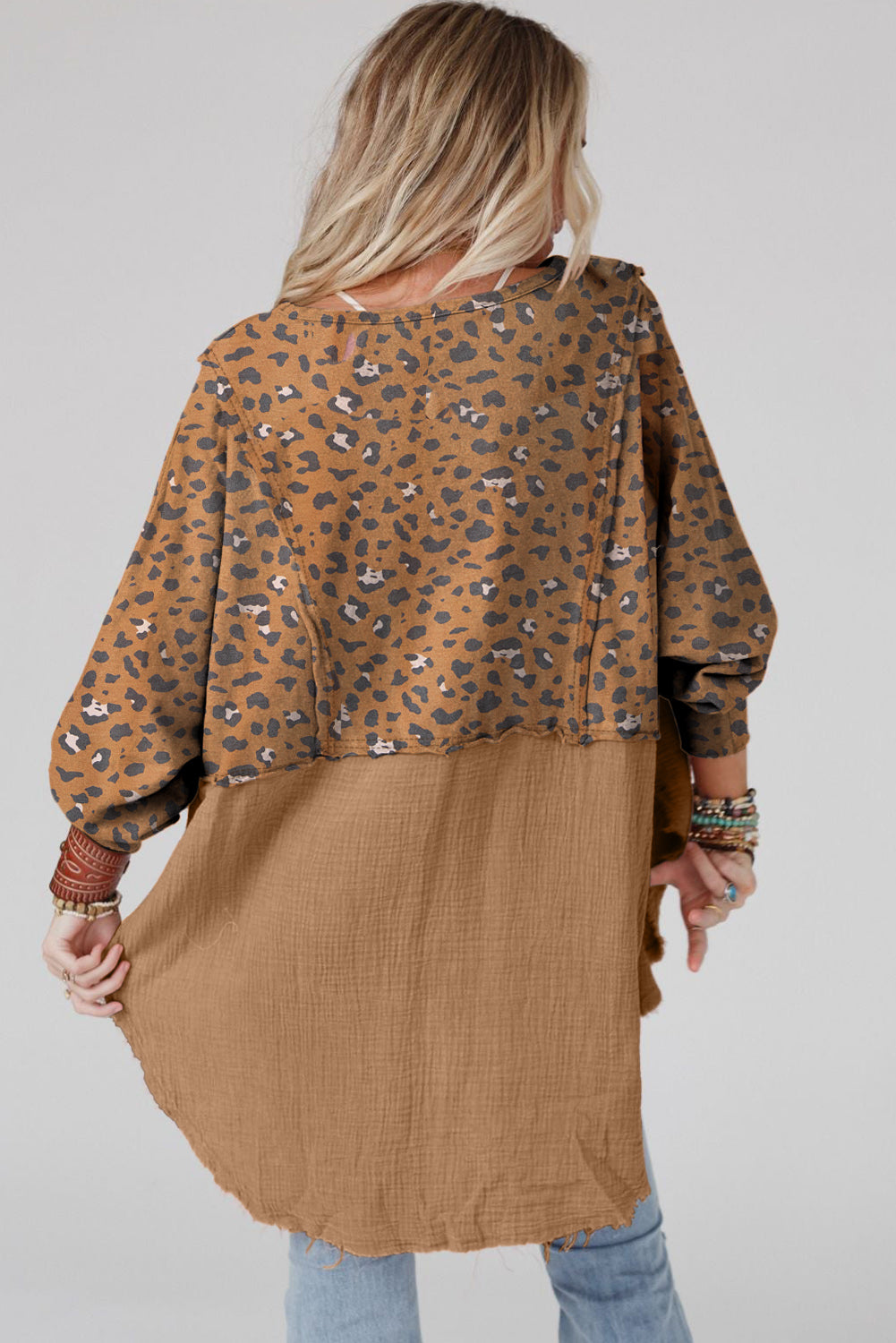 Blusa marrom estampada com decote em V e patchwork de leopardo