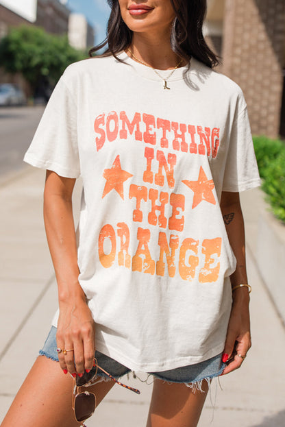 Camiseta branca com estampa SOMETHING IN THE ORANGE e gola redonda