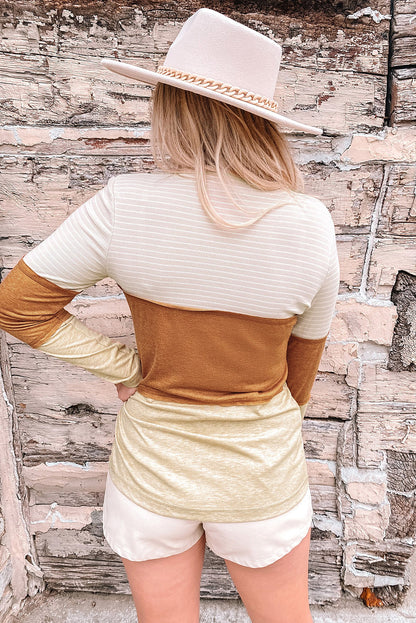 Top Henley con bloques de color y rayas de color naranja