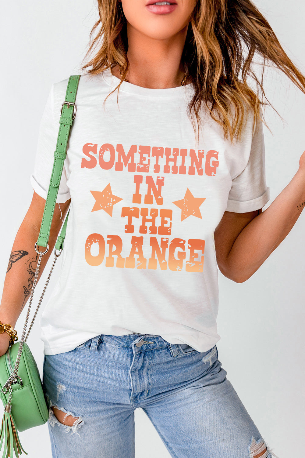 Camiseta branca com estampa SOMETHING IN THE ORANGE e gola redonda