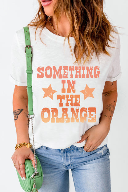 Camiseta branca com estampa SOMETHING IN THE ORANGE e gola redonda