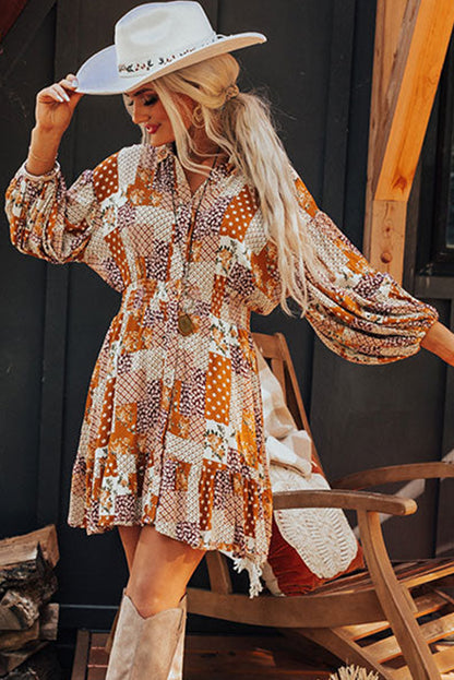 Vestido camisero corto con cintura fruncida y mangas abullonadas con estampado floral estilo boho en color naranja