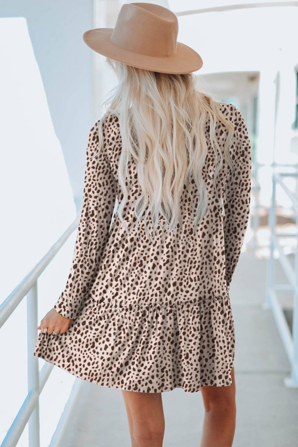 Vestido de manga larga con capas y estampado animal de leopardo