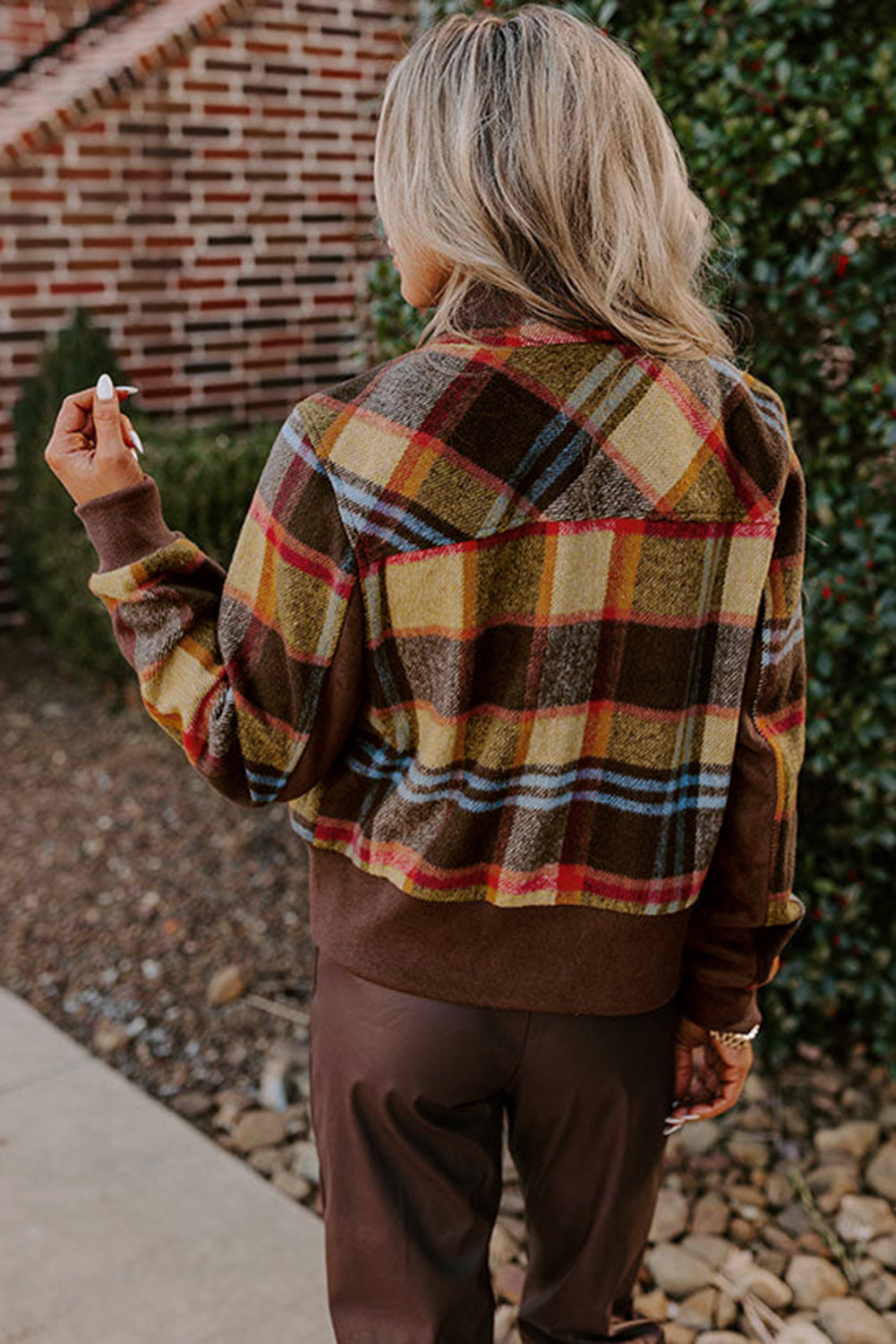 Chaqueta con cuello alto, botones, cremallera y bolsillos en el pecho con estampado de cuadros marrones