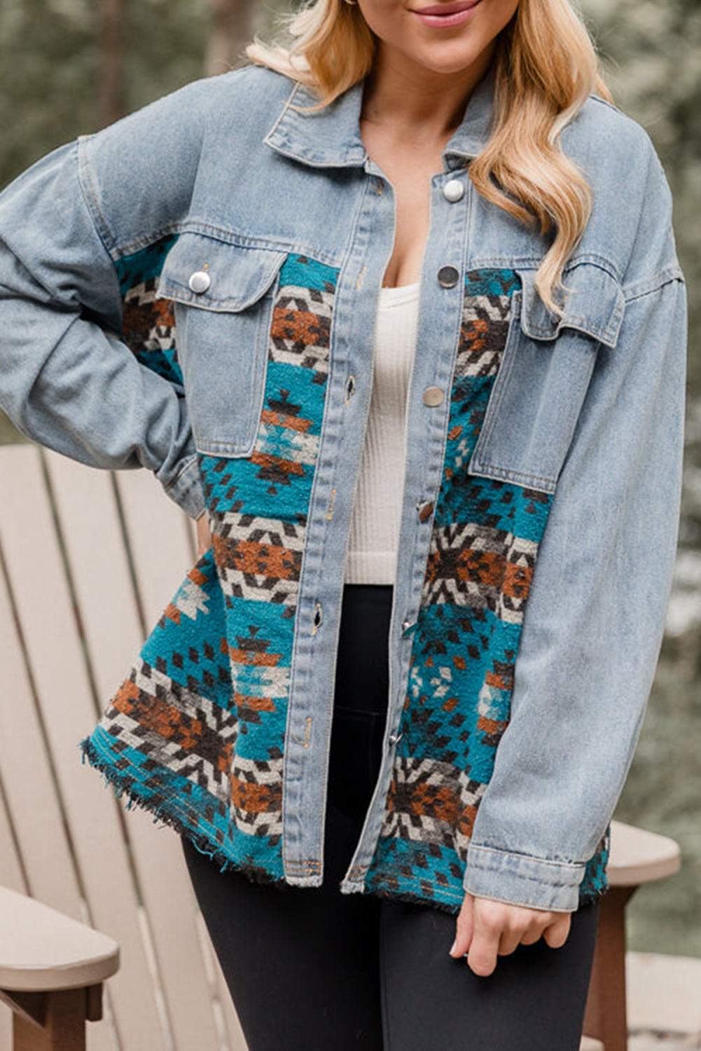 Chaqueta vaquera con estampado azteca azul