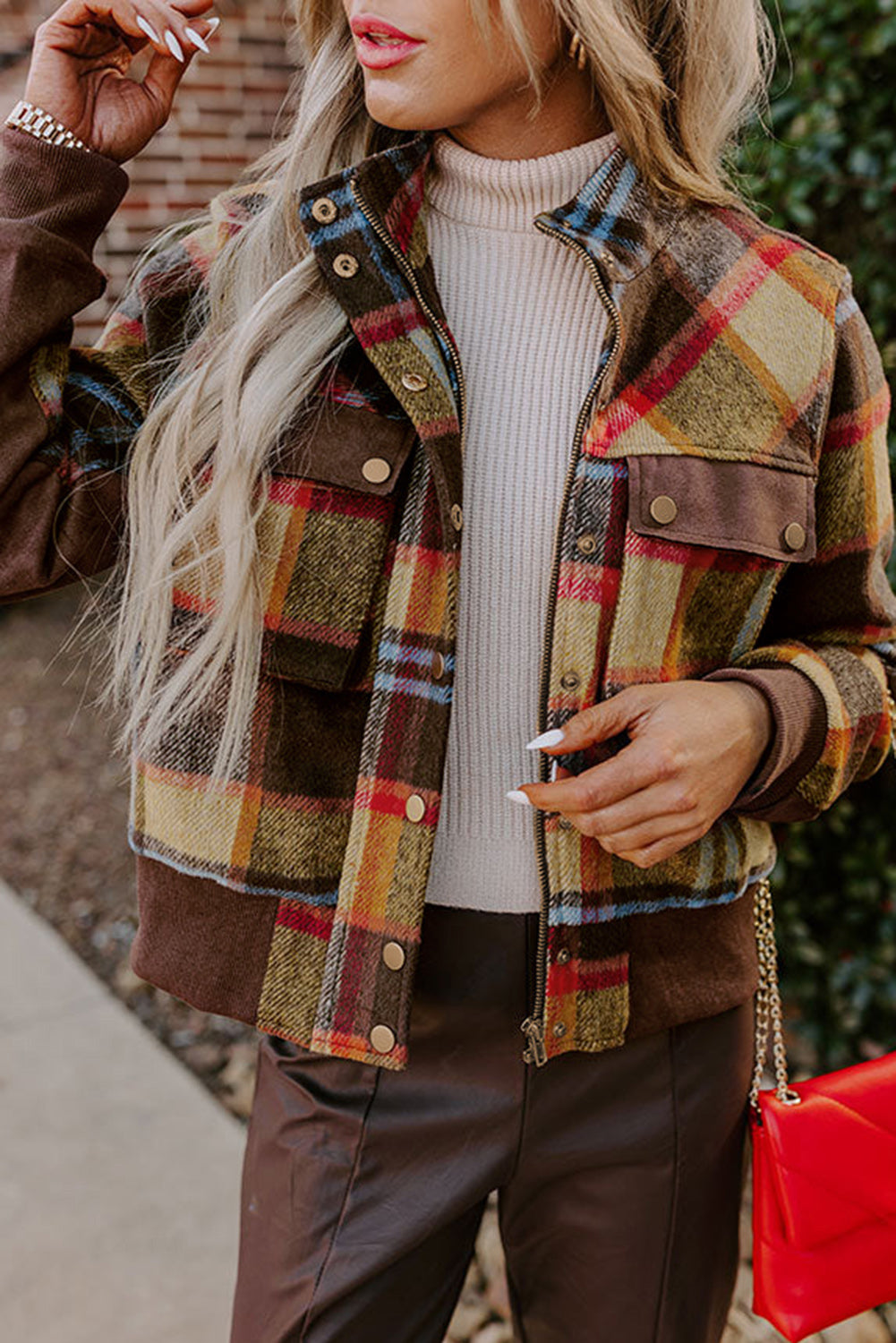 Chaqueta con cuello alto, botones, cremallera y bolsillos en el pecho con estampado de cuadros marrones