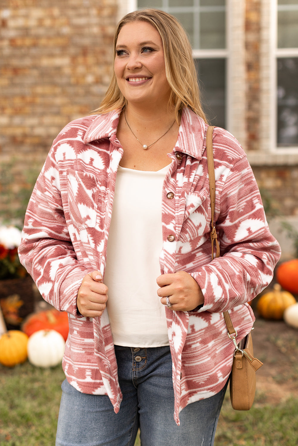 Chaqueta con bolsillo en el pecho y estampado azteca en color rosa de talla grande